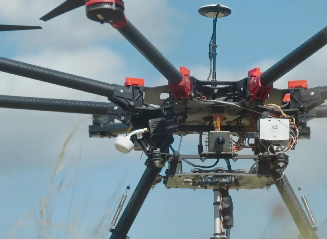 Dron de siembra en vuelo, visto de cerca