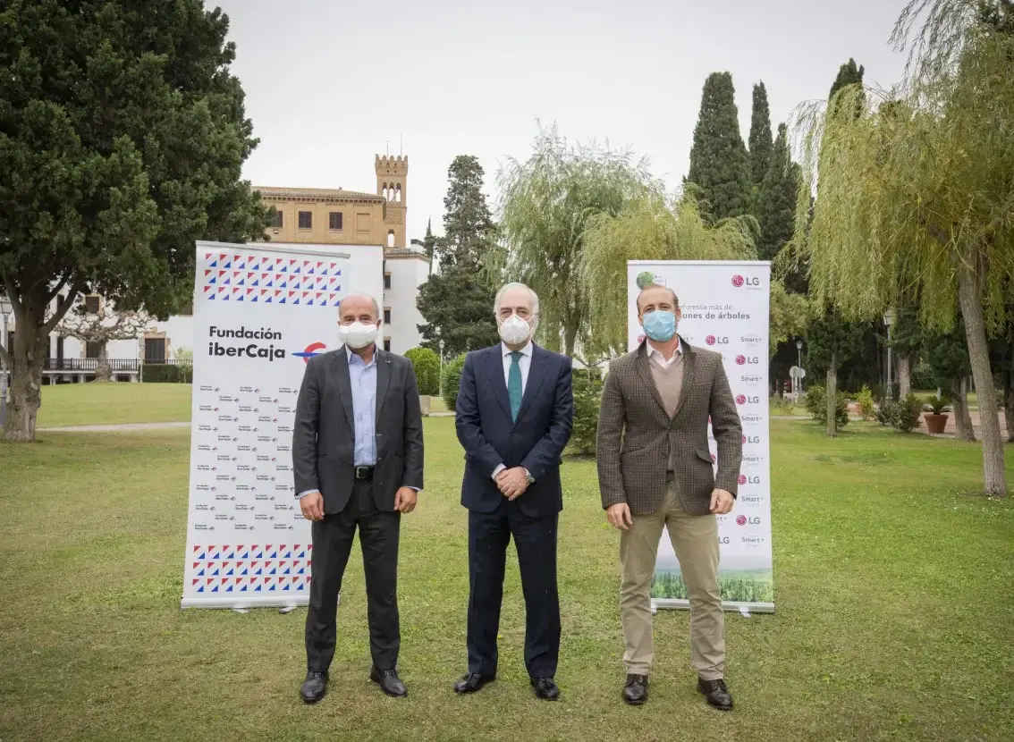 Representantes de Fundación Ibercaja y LG en el acto de adhesión al Movimiento Smart Green